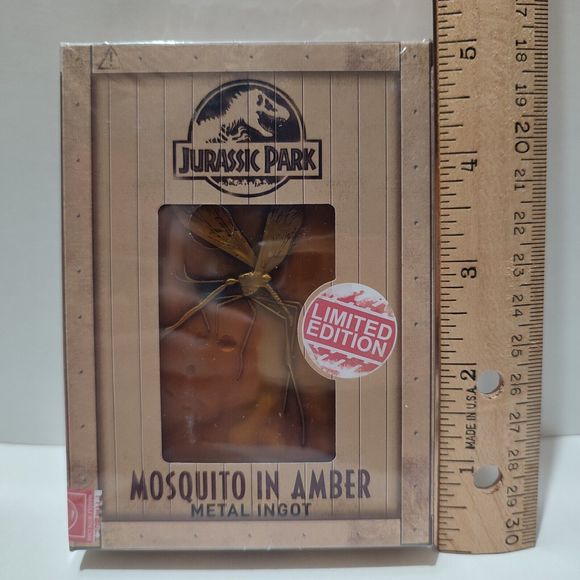 Jurassic Park Mosquito In Amber Metal Card Ingot Official Universal Collectible - Picture 3 of 4